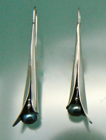 Sterling and black pearl earring